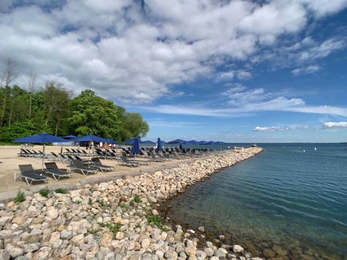 Stunning Stayz At Friday Harbour Beach Marina Resort Lake Simcoe Innisfil Exteriör bild