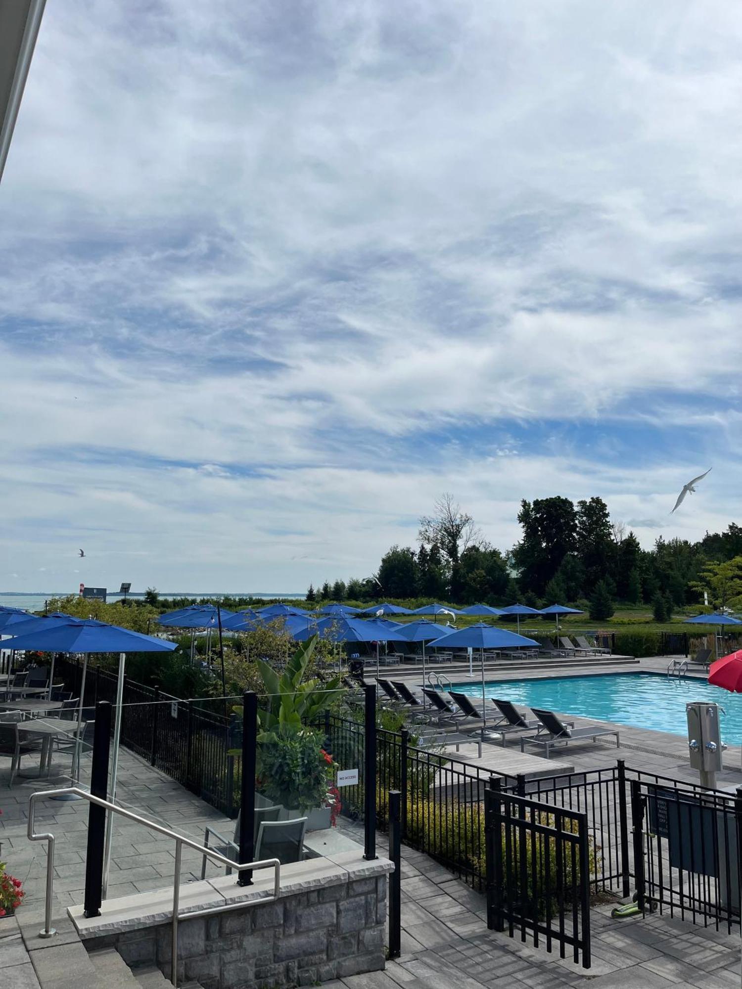 Stunning Stayz At Friday Harbour Beach Marina Resort Lake Simcoe Innisfil Exteriör bild